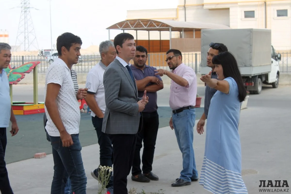 На встречу с жителями прибыл руководитель городского отдела архитектуры и градостроительства Ерлан Саркенов