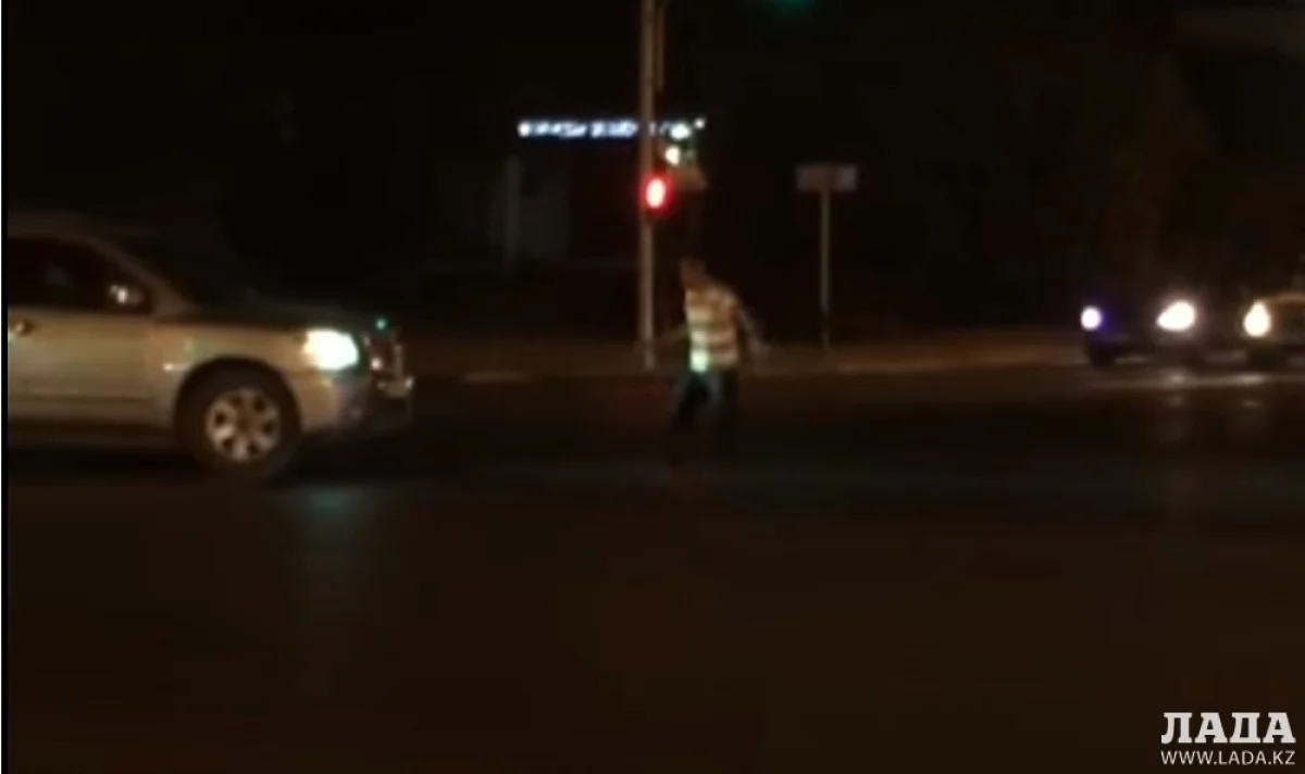 Мужчина мешал дорожному движению в Актау. Скриншот видео