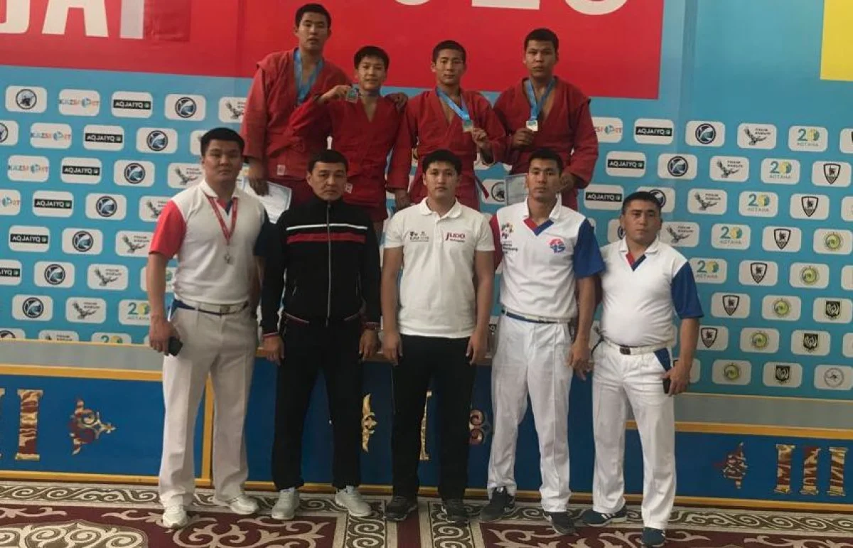 Призеры и тренеры Мангистау. Фото предоставлено спортшколой «Жас батыр»