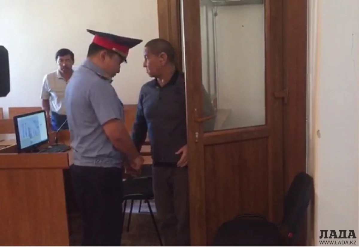 Фото автора из здания суда