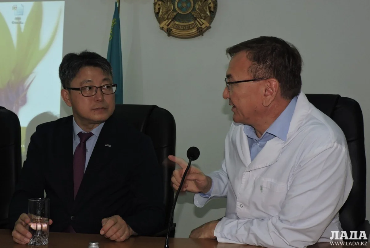 Г-н Кван-Вунг Ли и Б. Каюпов. Фото автора