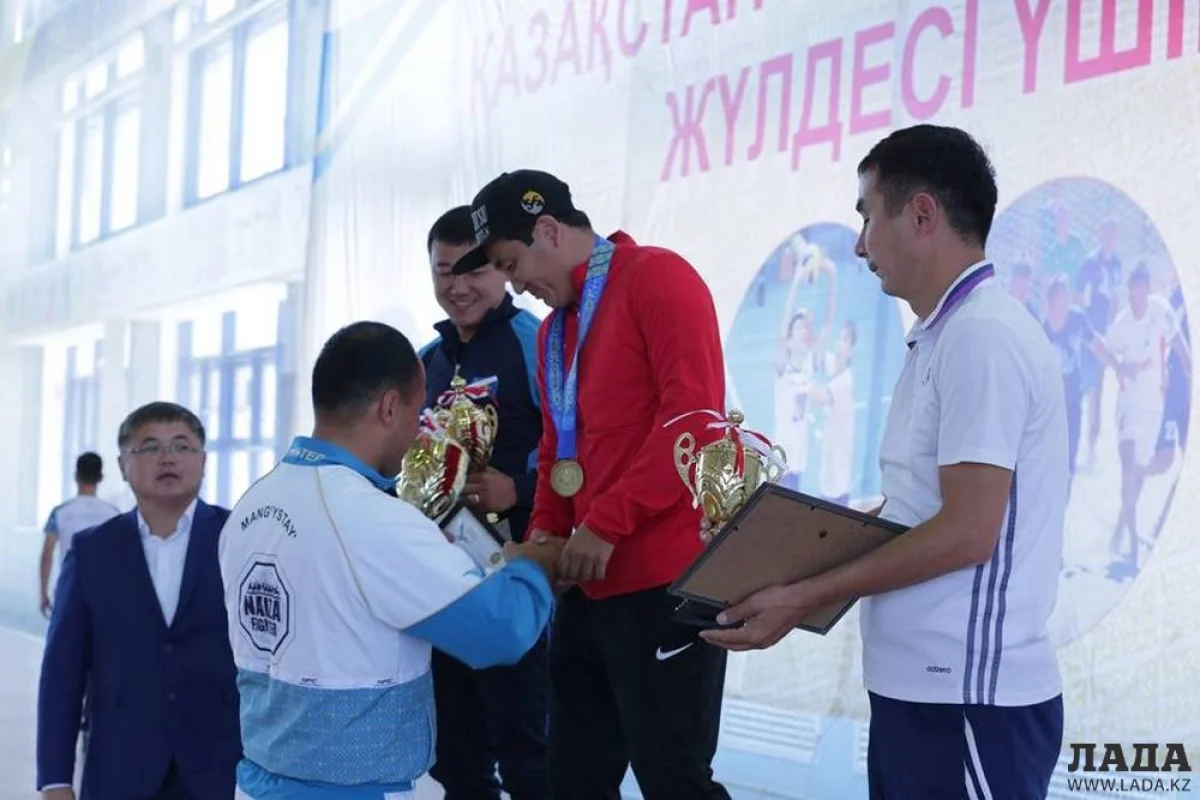 Награждение команды Мангистауской области по мини-футболу. Фото Управления физической культуры и спорта Мангистауской области