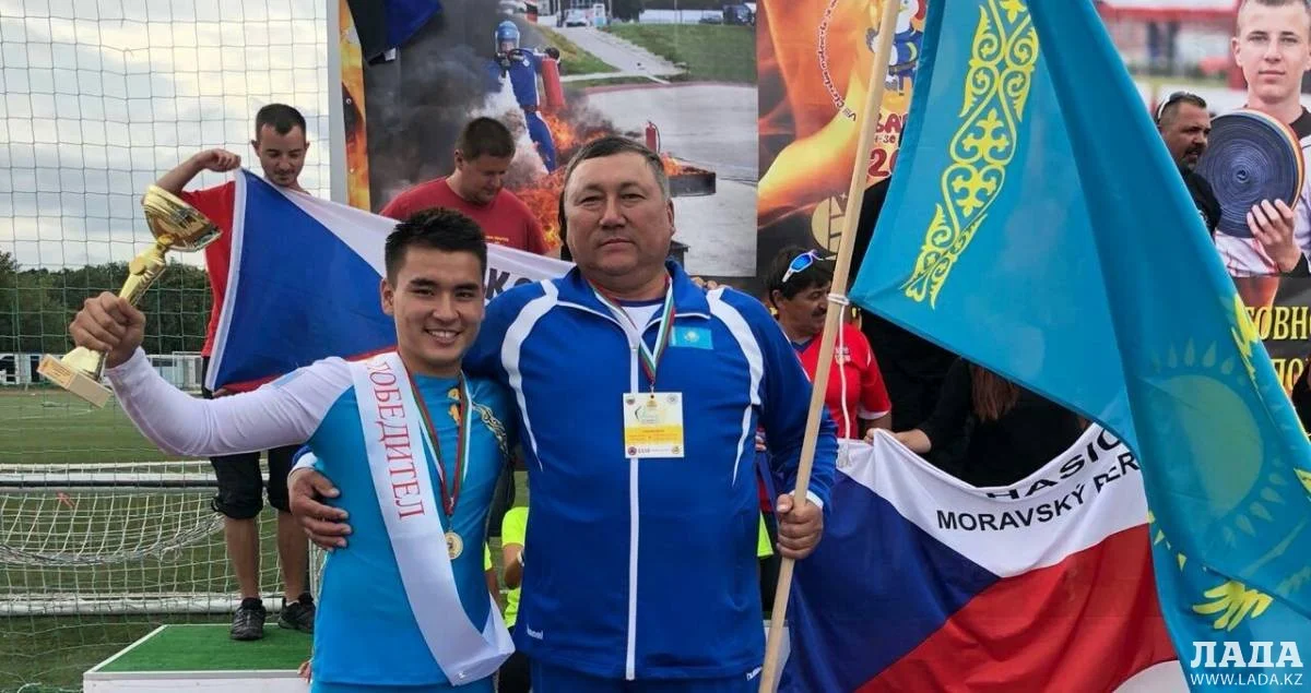 Даурен Кусманов и директор исполкома общественного объединения «Спортивная федерация пожарных и спасателей» КЧС МВД РК Даурен Данаев