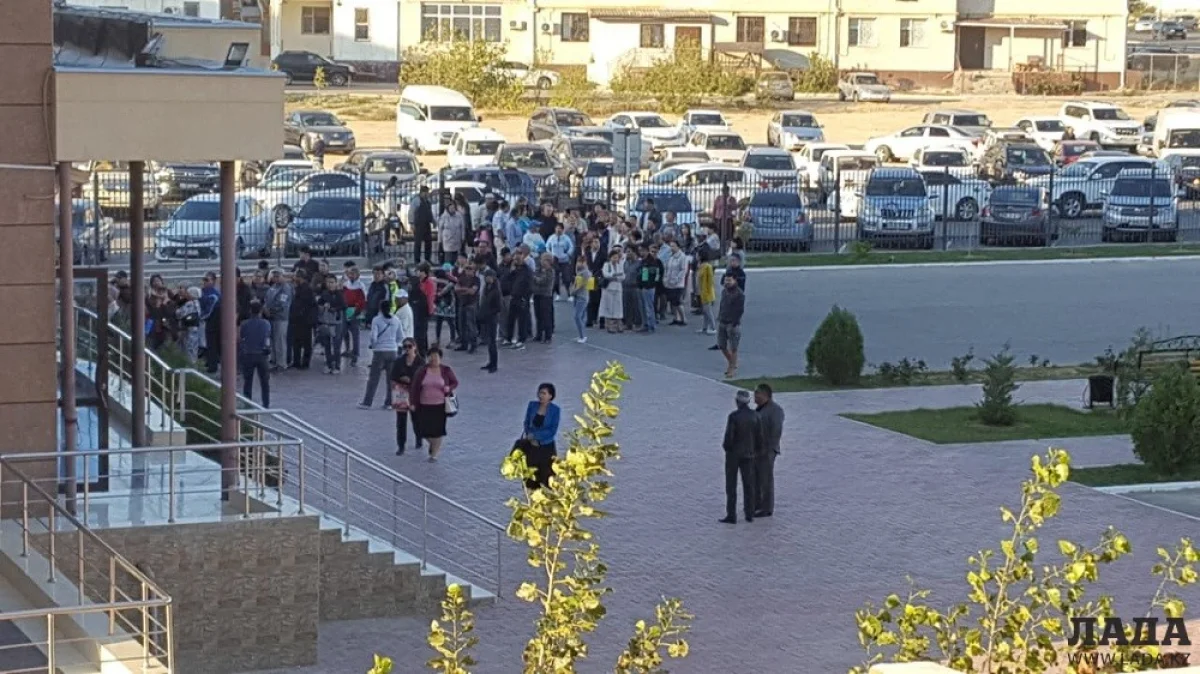Очередь в департаменте государственных доходов Актау в сентябре 2018 года