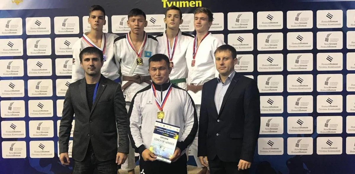 Марлен Адиль (на пьедестале второй слева) - чемпион турнира. Фото предоставлено С.Бурамбаевым