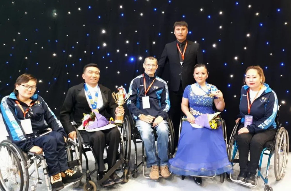 Чемпионы и призеры соревнований с тренером. Фото предоставлено клубом инвалидного спорта