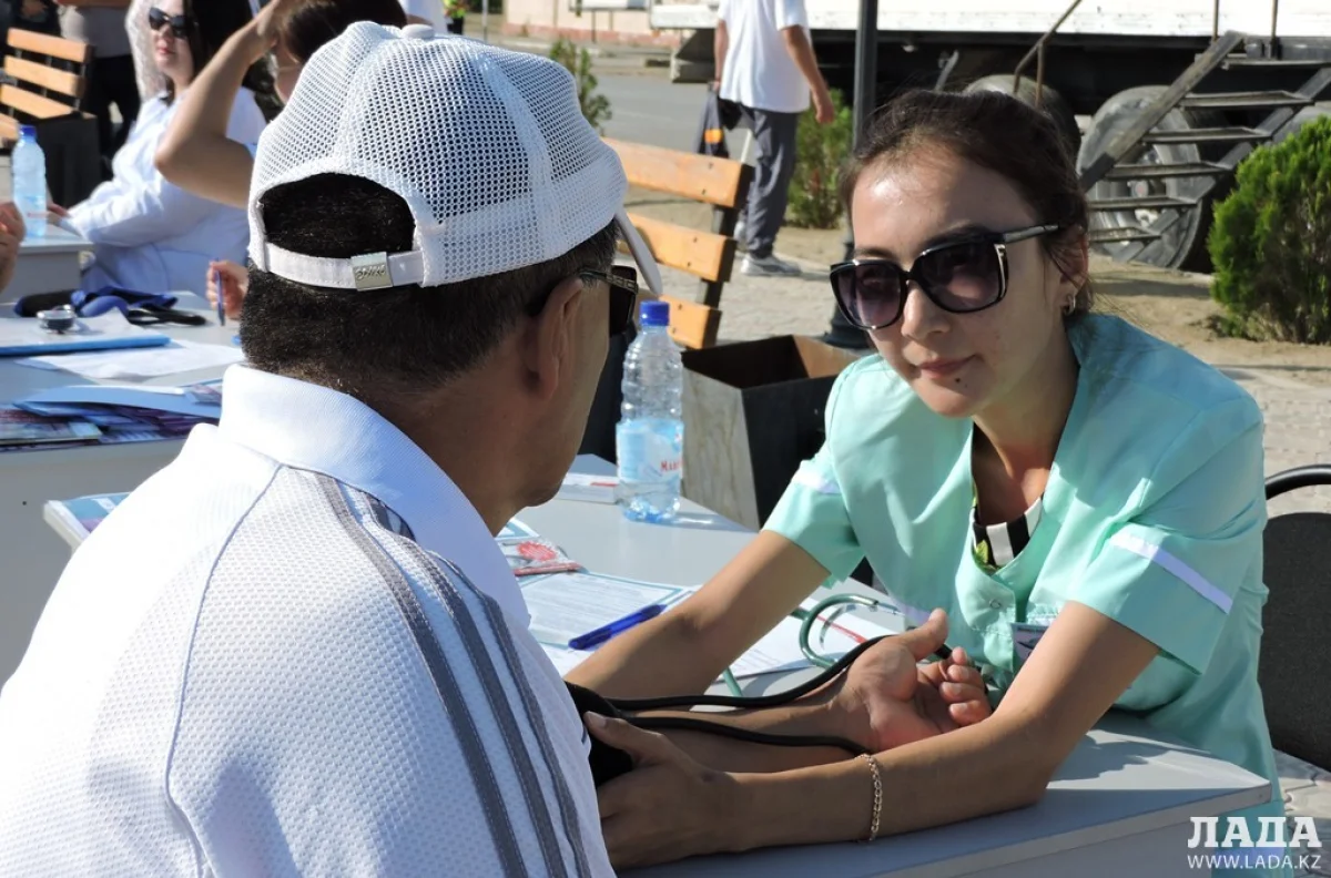 Врачи и участники фестиваля здоровья. Фото автора из архива Lada.kz