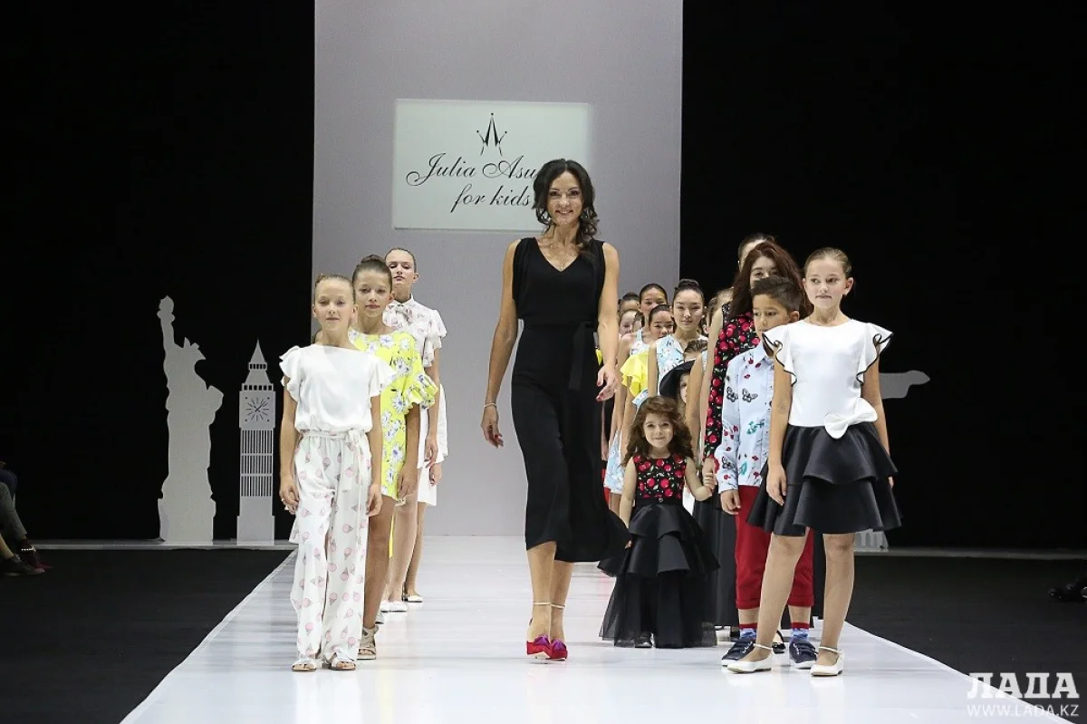 Воспитанницы театра моды &quot;Колибри&quot; с Юлией Асютиной