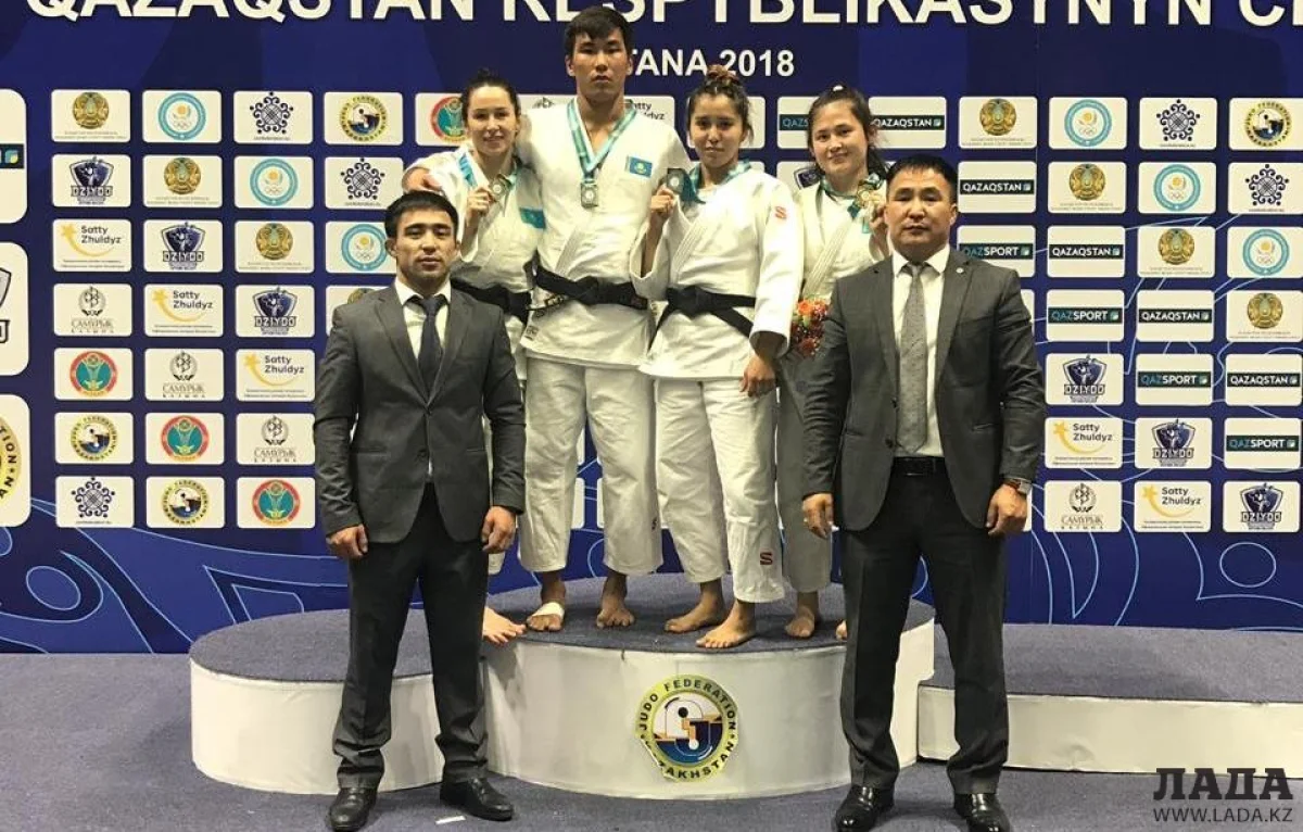 Чемпионы и призеры из Актау с тренерами. Фото предоставлено спортшколой &quot;Жас батыр&quot;