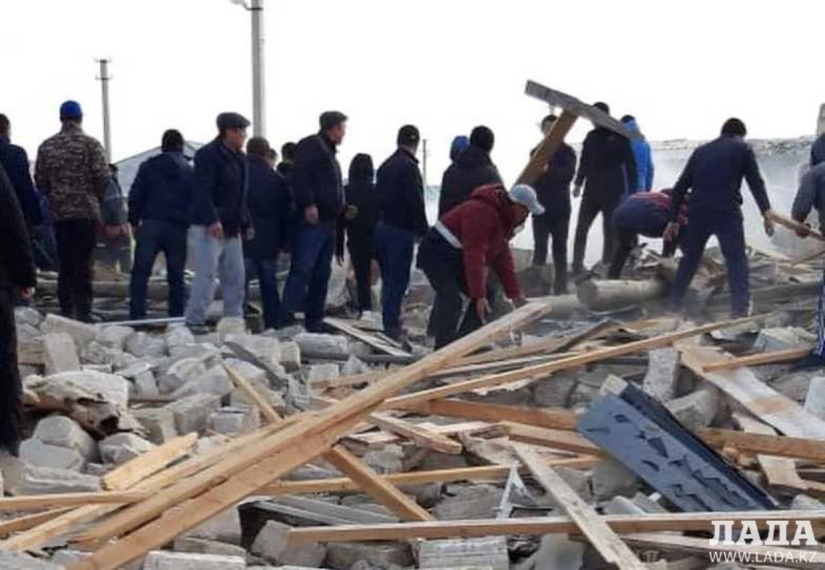 Фото очевидцев||news_pic_more|<!--TBegin--><a href="https://www.lada.kz/uploads/posts/2018-11/1542372084_uzen.jpg" onclick="return hs.expand(this)" ><img align="left" src="https://www.lada.kz/uploads/posts/2018-11/thumbs/1542372084_uzen.jpg" alt='В Жанаозене при взрыве в доме пострадали три человека' title='В Жанаозене при взрыве в доме пострадали три человека'  /></a><!--TEnd--><br /><!--TBegin--><a href="https://www.lada.kz/uploads/posts/2018-11/1542372095_uzen-1.jpg" onclick="return hs.expand(this)" ><img align="left" src="https://www.lada.kz/uploads/posts/2018-11/thumbs/1542372095_uzen-1.jpg" alt='В Жанаозене при взрыве в доме пострадали три человека' title='В Жанаозене при взрыве в доме пострадали три человека'  /></a><!--TEnd--><br /><!--TBegin--><a href="https://www.lada.kz/uploads/posts/2018-11/1542372034_uzen-2.jpg" onclick="return hs.expand(this)" ><img align="left" src="https://www.lada.kz/uploads/posts/2018-11/thumbs/1542372034_uzen-2.jpg" alt='В Жанаозене при взрыве в доме пострадали три человека' title='В Жанаозене при взрыве в доме пострадали три человека'  /></a><!--TEnd-->