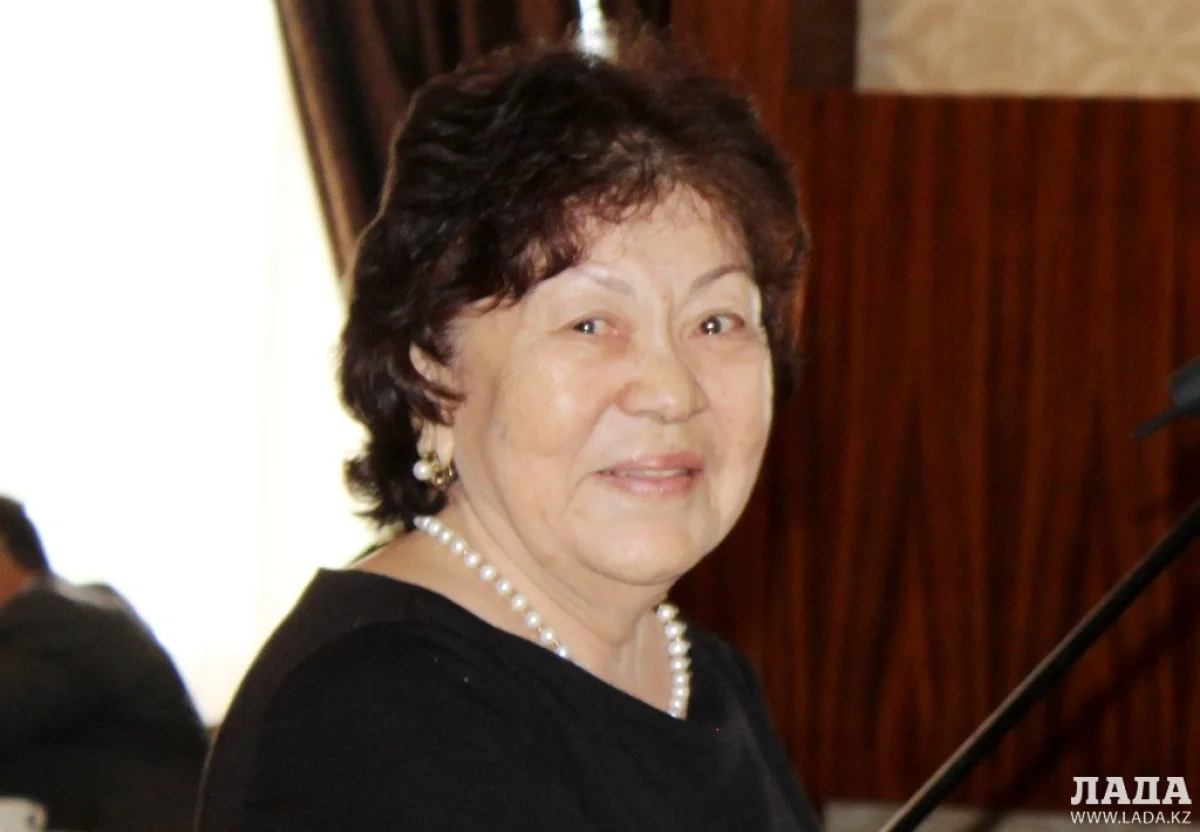 Жумагуль Сарина на церемонии награждения медработников в  2010 году