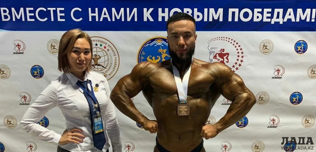 Үлкен бау бар дилдо бейне