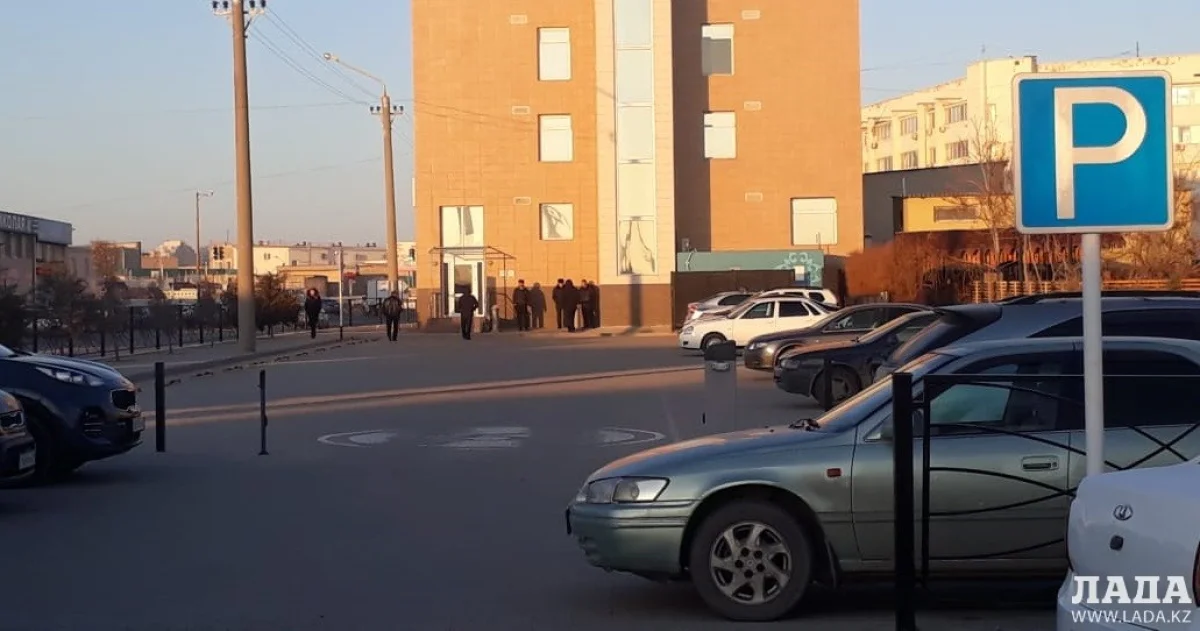 Парковка в центре миграционных услуг||news_pic_more|<!--TBegin--><a href="https://www.lada.kz/uploads/posts/2018-12/1544444473_0f3f8e09-2656-4b4a-8622-03fcc12685b8.jpg" onclick="return hs.expand(this)" ><img align="left" src="https://www.lada.kz/uploads/posts/2018-12/thumbs/1544444473_0f3f8e09-2656-4b4a-8622-03fcc12685b8.jpg" alt='Препятствовавший въезду на парковку миграционного ЦОНа шлагбаум демонтировали в Актау' title='Препятствовавший въезду на парковку миграционного ЦОНа шлагбаум демонтировали в Актау'  /></a><!--TEnd-->