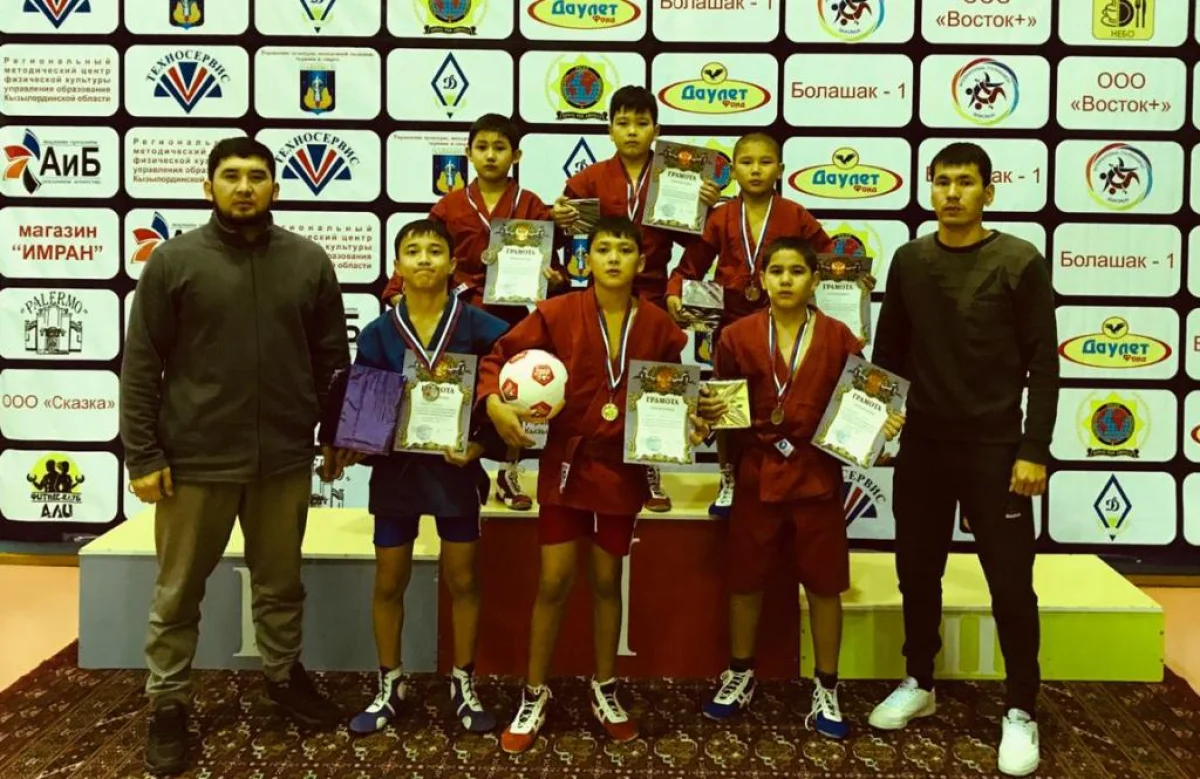 Чемпионы и призеры турнира с тренерами. Фото предоставлено спортшколой «Жас батыр»