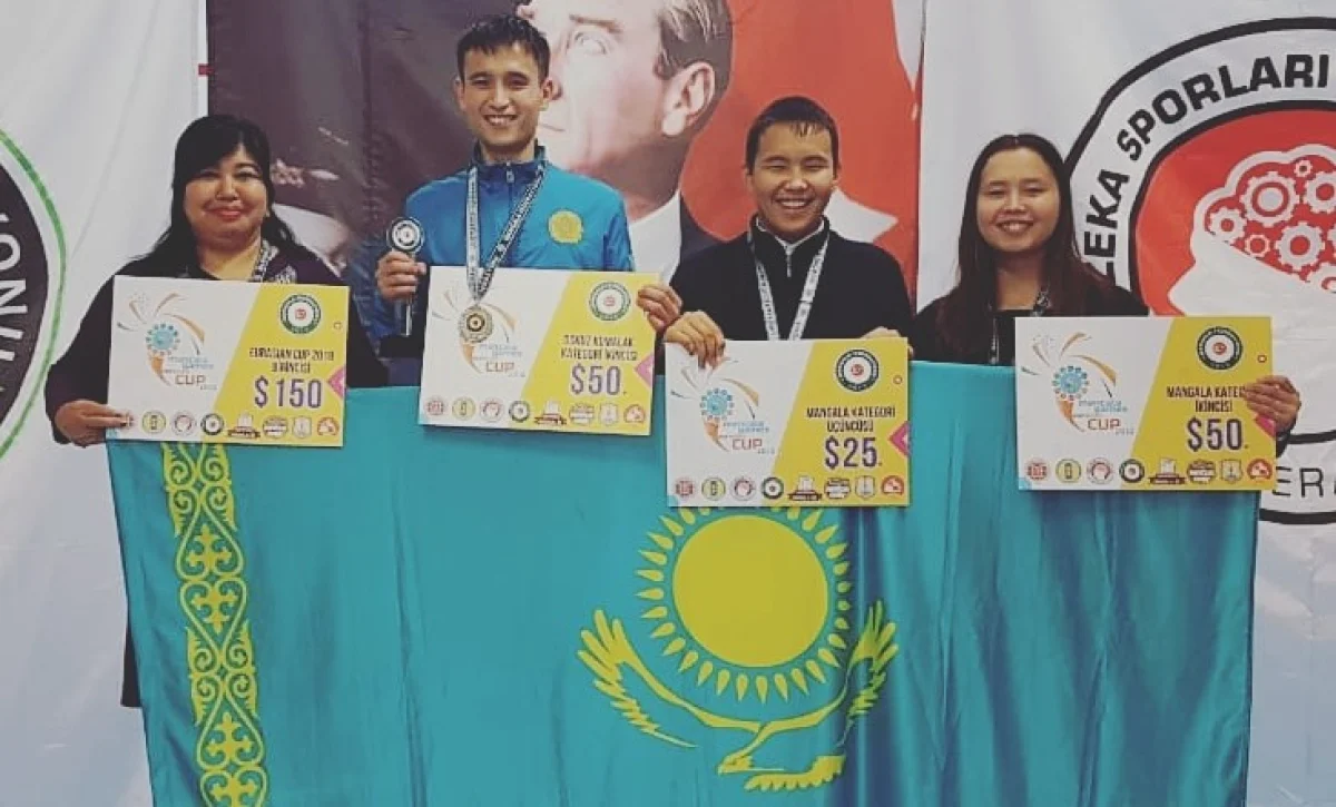 Гаухар Жакиева, Парахат Джунебаев, Жумакелд Туракбай и Аксана Жумабаева (слева направо). Фото предоставлено Г.Жакиевой