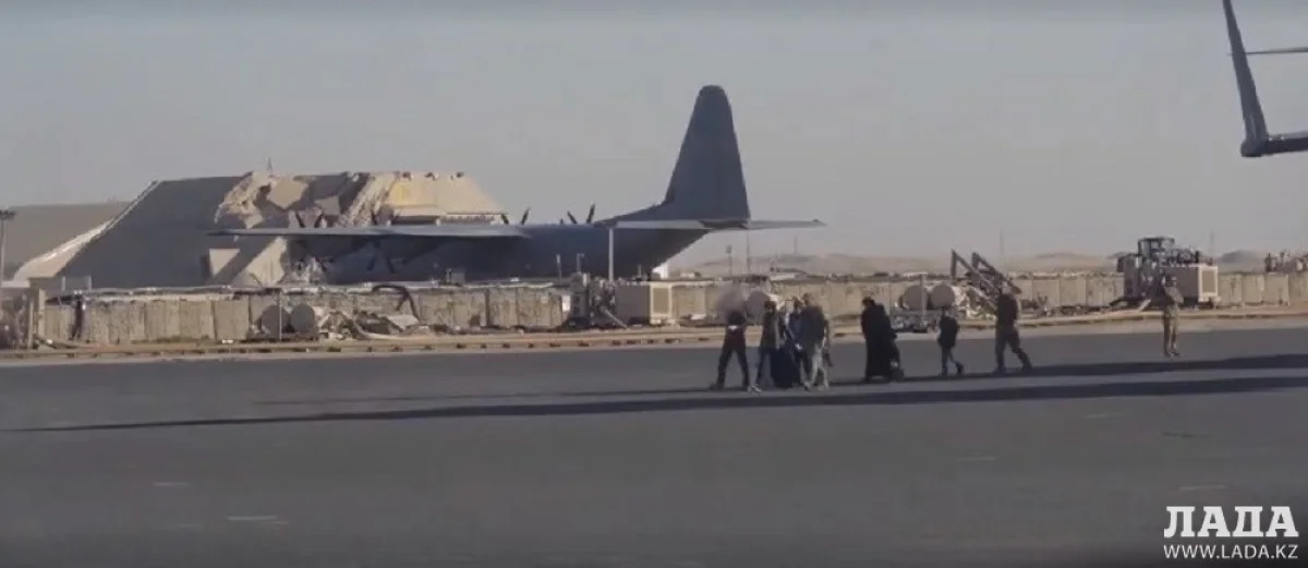 Спасенные казахстансцы в аэропорту Актау