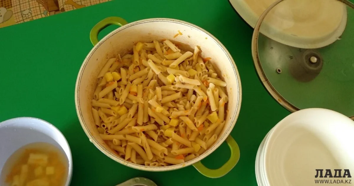 Воспитатель сняла на видео порции детей