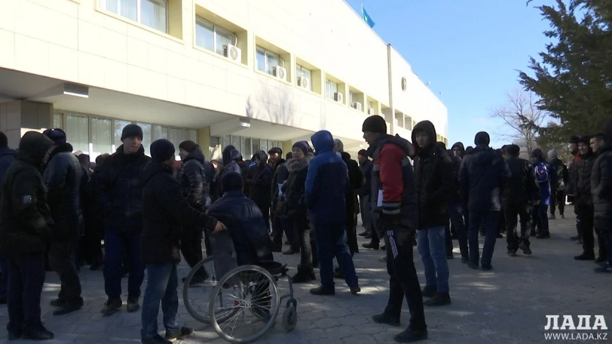 Жанаозенцы возле городского акимата