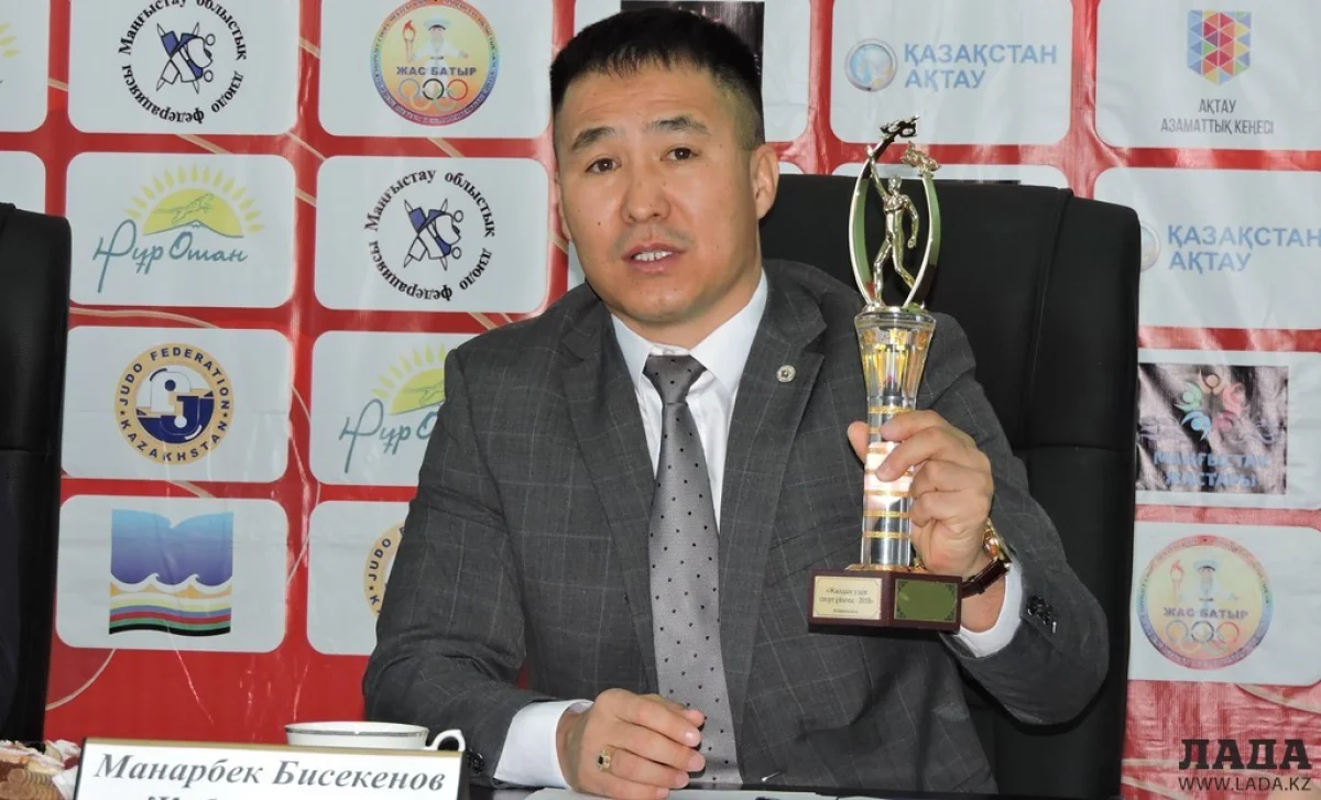 Манарбек Бисекенов с наградой. Фото автора