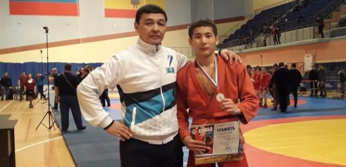 Чемпион с тренером. Фото предоставлено спортшколой «Жас батыр»
