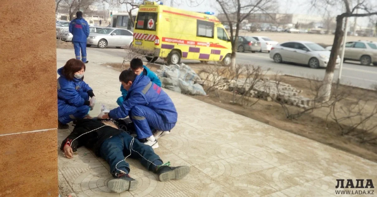 Медики борются за жизнь мужчины. Фото очевидцев