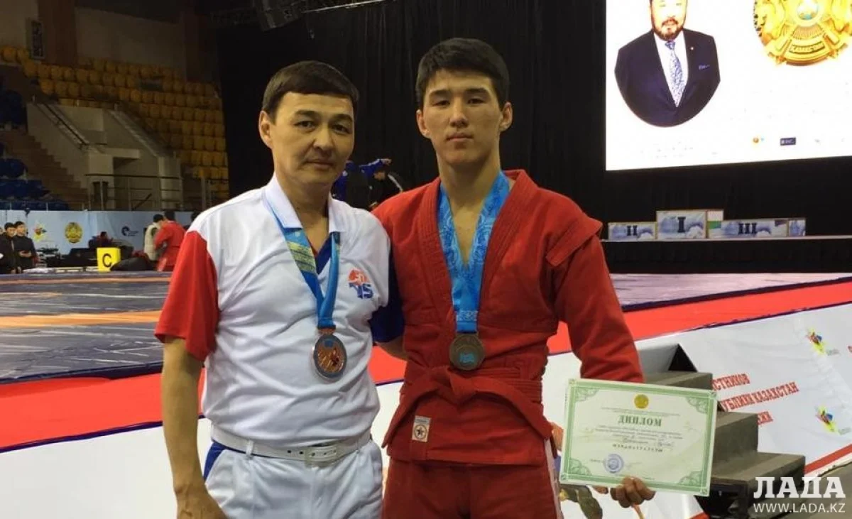 Нурбек Куанышулы справа