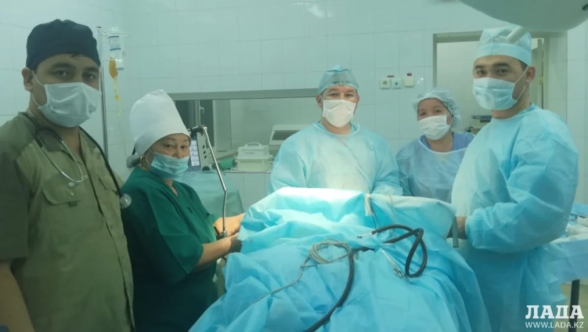 Врачи во время операции. Фото предоставлено управлением здравоохранения Мангистауской области
