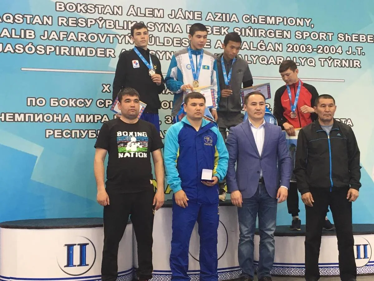 Награждение победителей турнира. Фото предоставлено пресс-службой федерации бокса Мангистауской области