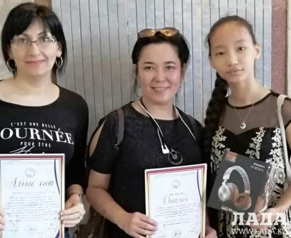 Аружан Базарбаева с педагогом. Фото предоставлено ДШИ