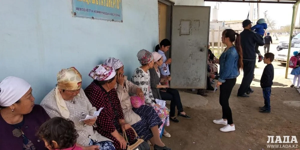 Собравшиеся жители