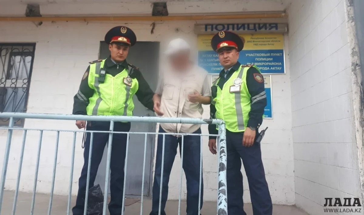 Полицейские с задержанным