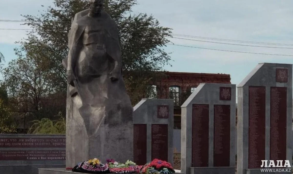 Братская могила в поселке Новый Рогачик