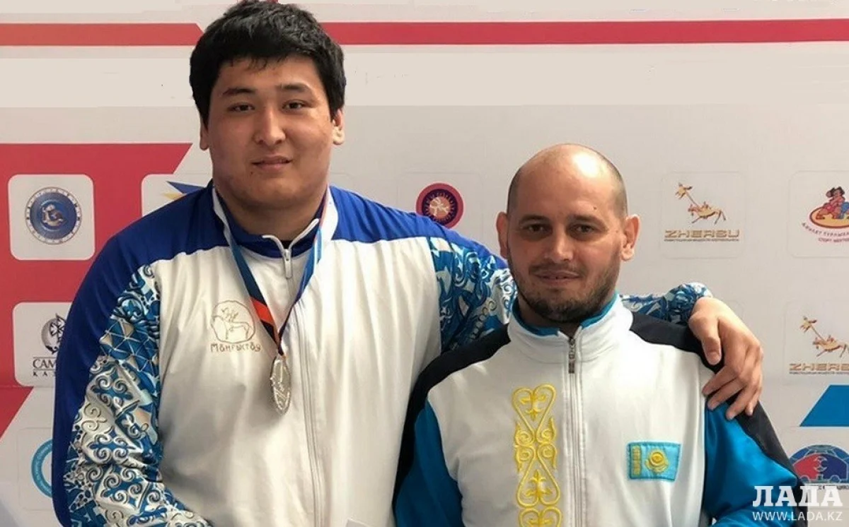 Алибек Сарсенгалиев со своим тренером Александром Цыгановым