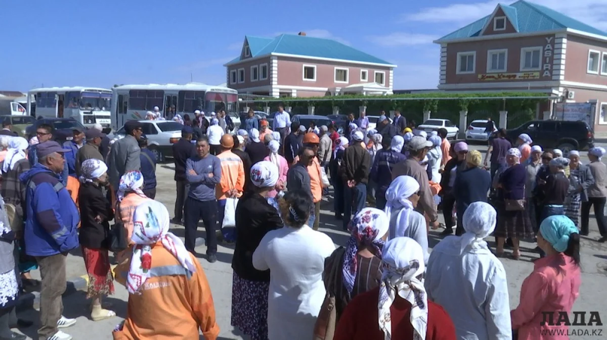 Фото Рашида Исмагилова||news_pic_more|<div align="center"><!--TBegin--><a href="https://www.lada.kz/uploads/posts/2019-05/1557838130_2.jpg" onclick="return hs.expand(this)" ><img src="https://www.lada.kz/uploads/posts/2019-05/thumbs/1557838130_2.jpg" alt='В Актау 400 сотрудников «Кала Жолдары» отказались выходить на работу' title='В Актау 400 сотрудников «Кала Жолдары» отказались выходить на работу'  /></a><!--TEnd--></div><br /><div align="center"><!--TBegin--><a href="https://www.lada.kz/uploads/posts/2019-05/1557838230_3.jpg" onclick="return hs.expand(this)" ><img src="https://www.lada.kz/uploads/posts/2019-05/thumbs/1557838230_3.jpg" alt='В Актау 400 сотрудников «Кала Жолдары» отказались выходить на работу' title='В Актау 400 сотрудников «Кала Жолдары» отказались выходить на работу'  /></a><!--TEnd--></div><br /><div align="center"><!--TBegin--><a href="https://www.lada.kz/uploads/posts/2019-05/1557838221_4.jpg" onclick="return hs.expand(this)" ><img src="https://www.lada.kz/uploads/posts/2019-05/thumbs/1557838221_4.jpg" alt='В Актау 400 сотрудников «Кала Жолдары» отказались выходить на работу' title='В Актау 400 сотрудников «Кала Жолдары» отказались выходить на работу'  /></a><!--TEnd--></div><br /><div align="center"><!--TBegin--><a href="https://www.lada.kz/uploads/posts/2019-05/1557838230_5.jpg" onclick="return hs.expand(this)" ><img src="https://www.lada.kz/uploads/posts/2019-05/thumbs/1557838230_5.jpg" alt='В Актау 400 сотрудников «Кала Жолдары» отказались выходить на работу' title='В Актау 400 сотрудников «Кала Жолдары» отказались выходить на работу'  /></a><!--TEnd--></div><br /><div align="center"><!--TBegin--><a href="https://www.lada.kz/uploads/posts/2019-05/1557838291_6.jpg" onclick="return hs.expand(this)" ><img src="https://www.lada.kz/uploads/posts/2019-05/thumbs/1557838291_6.jpg" alt='В Актау 400 сотрудников «Кала Жолдары» отказались выходить на работу' title='В Актау 400 сотрудников «Кала Жолдары» отказались выходить на работу'  /></a><!--TEnd--></div><br /><div align="center"><!--TBegin--><a href="https://www.lada.kz/uploads/posts/2019-05/1557838303_7.jpg" onclick="return hs.expand(this)" ><img src="https://www.lada.kz/uploads/posts/2019-05/thumbs/1557838303_7.jpg" alt='В Актау 400 сотрудников «Кала Жолдары» отказались выходить на работу' title='В Актау 400 сотрудников «Кала Жолдары» отказались выходить на работу'  /></a><!--TEnd--></div><br /><div align="center"><!--TBegin--><a href="https://www.lada.kz/uploads/posts/2019-05/1557838317_9.jpg" onclick="return hs.expand(this)" ><img src="https://www.lada.kz/uploads/posts/2019-05/thumbs/1557838317_9.jpg" alt='В Актау 400 сотрудников «Кала Жолдары» отказались выходить на работу' title='В Актау 400 сотрудников «Кала Жолдары» отказались выходить на работу'  /></a><!--TEnd--></div><br /><div align="center"><!--TBegin--><a href="https://www.lada.kz/uploads/posts/2019-05/1557838334_10.jpg" onclick="return hs.expand(this)" ><img src="https://www.lada.kz/uploads/posts/2019-05/thumbs/1557838334_10.jpg" alt='В Актау 400 сотрудников «Кала Жолдары» отказались выходить на работу' title='В Актау 400 сотрудников «Кала Жолдары» отказались выходить на работу'  /></a><!--TEnd--></div>