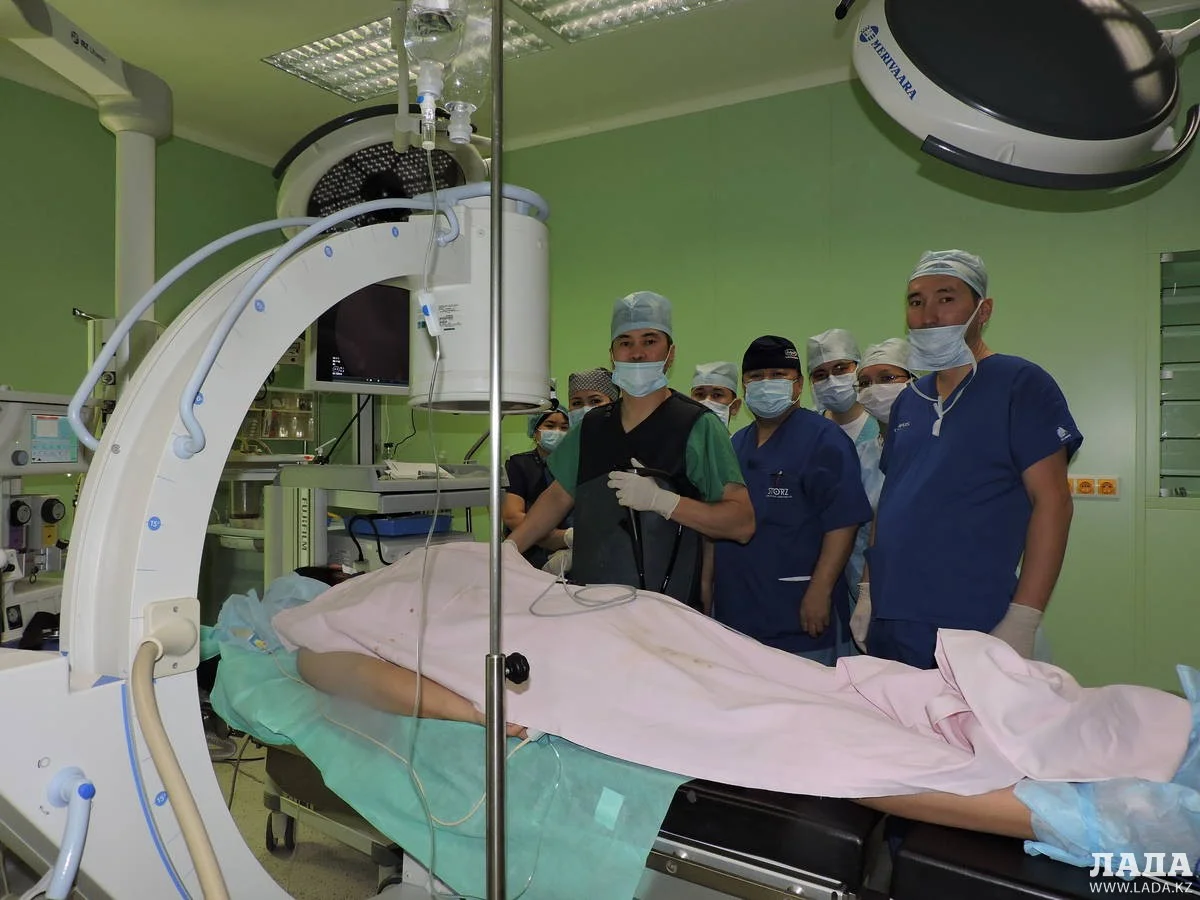 Хирурги проводят операцию. Фото автора