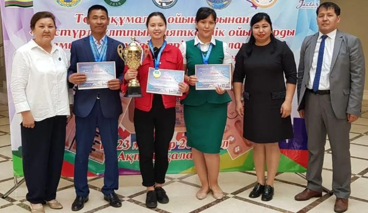 Победители игр с организаторами. Фото предоставлено Г.Жакиевой