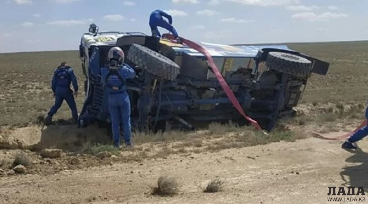 Грузовик перевернулся на ралли-рейде в Мангистау