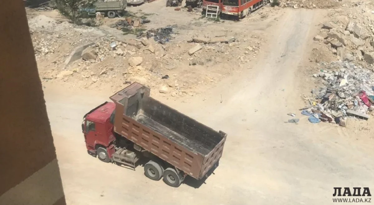 КамАЗ, вывозивший мусор в жилой микрорайон