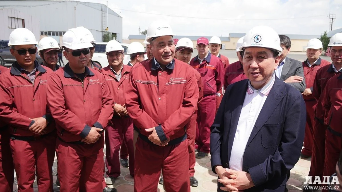 Алик Айдарбаев с рабочими "Озенмунайгаз"