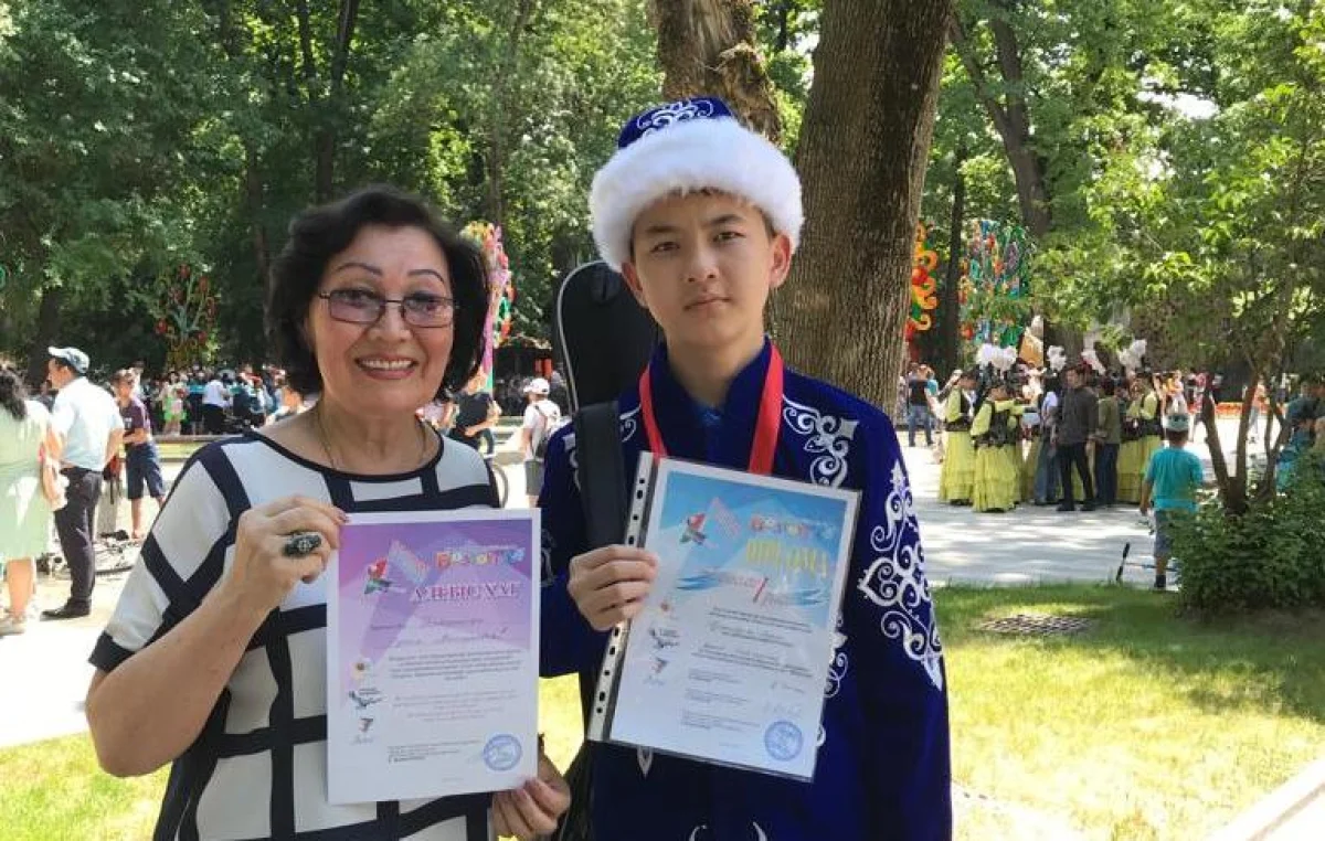 Кажмухан Буркит со своим педагогом. Фото предоставлено Актауской школой искусств