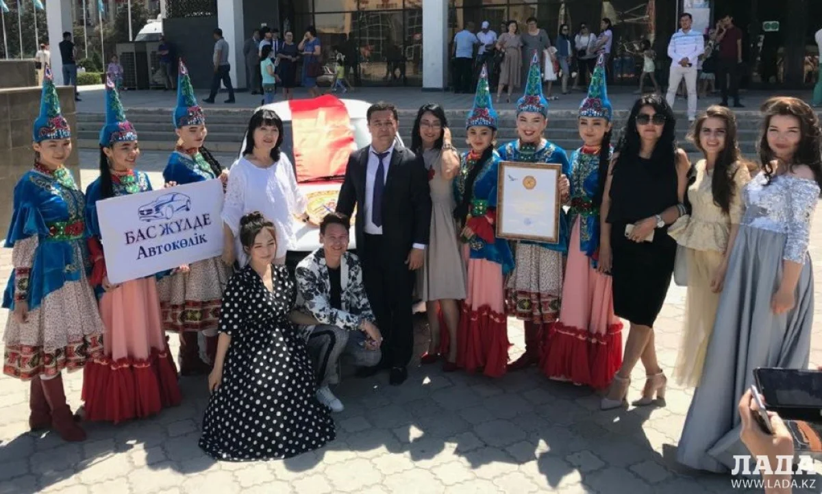 Победители фестиваля с руководителем городского отдела культуры Гульжазирой Алдашевой