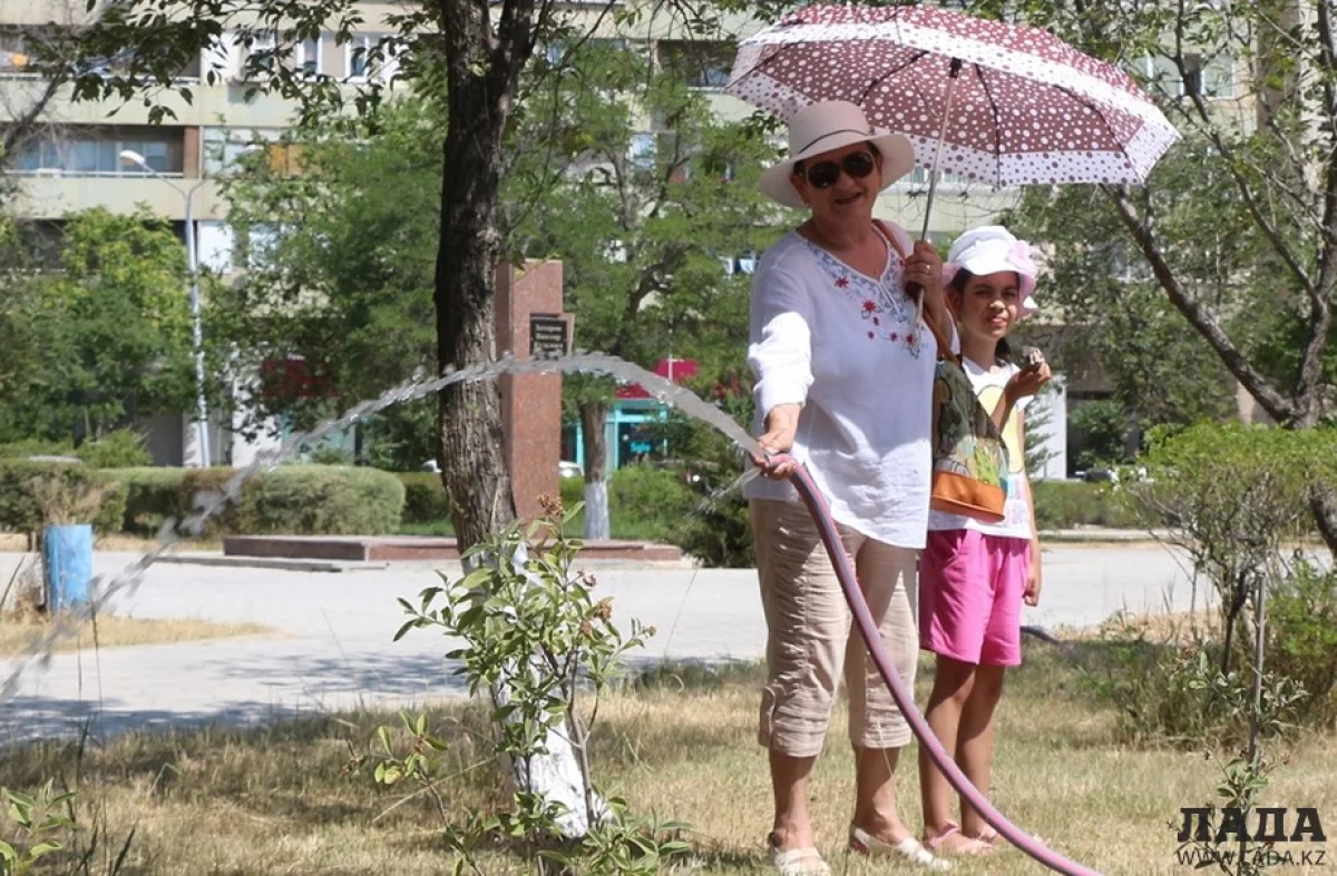 Пока работники ТОО «РЭП» отдыхают, жители сами взялись за полив. Фото Рашида Исмагилова