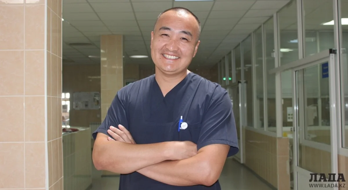 Ернур Ордабаев в операционном блоке больницы. Фото автора