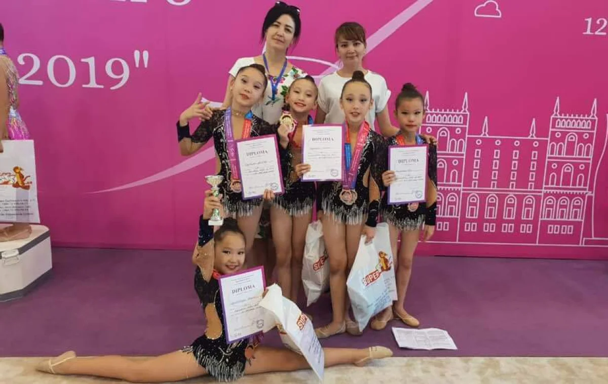 Чемпионы и призеры турнира с тренером. Фото предоставлено Б.Ерназаровой