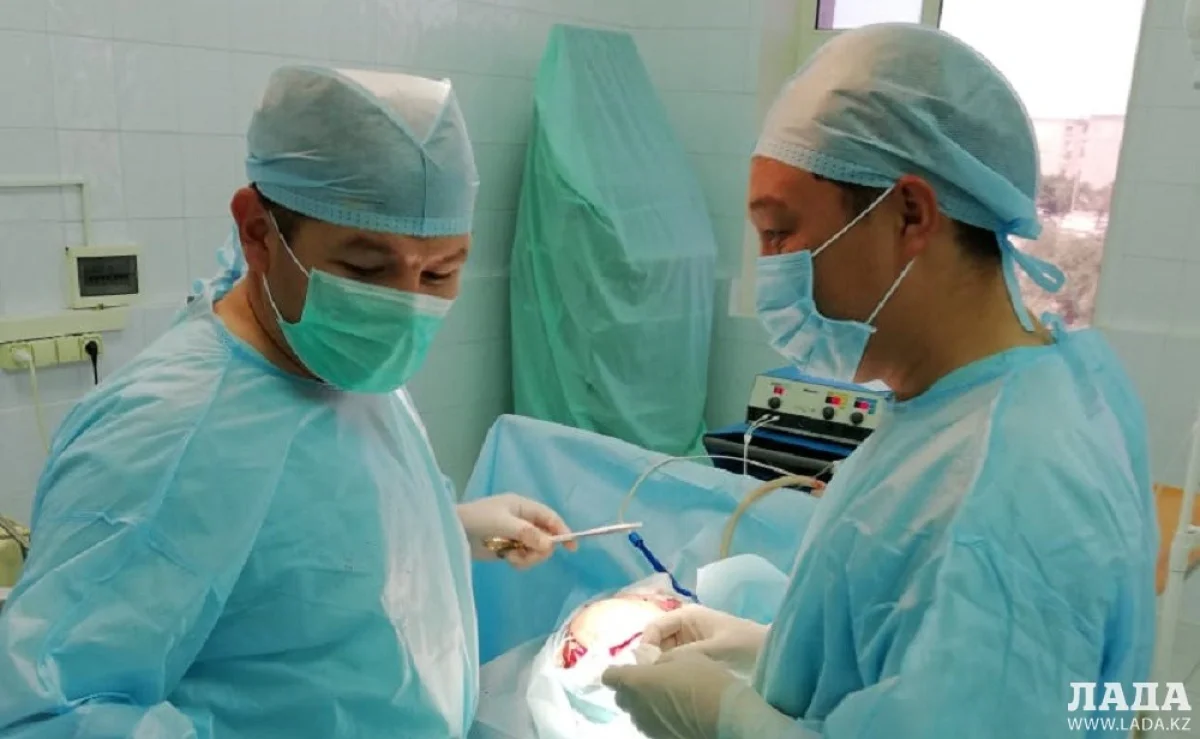 Врачи детской больницы||news_pic_more|<!--TBegin--><a href="https://www.lada.kz/uploads/posts/2019-06/1561554424_cb8f8552-083f-4fe4-b071-45e1cdc1bbd8.jpg" onclick="return hs.expand(this)" ><img align="left" src="https://www.lada.kz/uploads/posts/2019-06/thumbs/1561554424_cb8f8552-083f-4fe4-b071-45e1cdc1bbd8.jpg" alt='Мангистауские врачи прооперировали трехмесячную девочку с проломленной головой' title='Мангистауские врачи прооперировали трехмесячную девочку с проломленной головой'  /></a><!--TEnd-->
