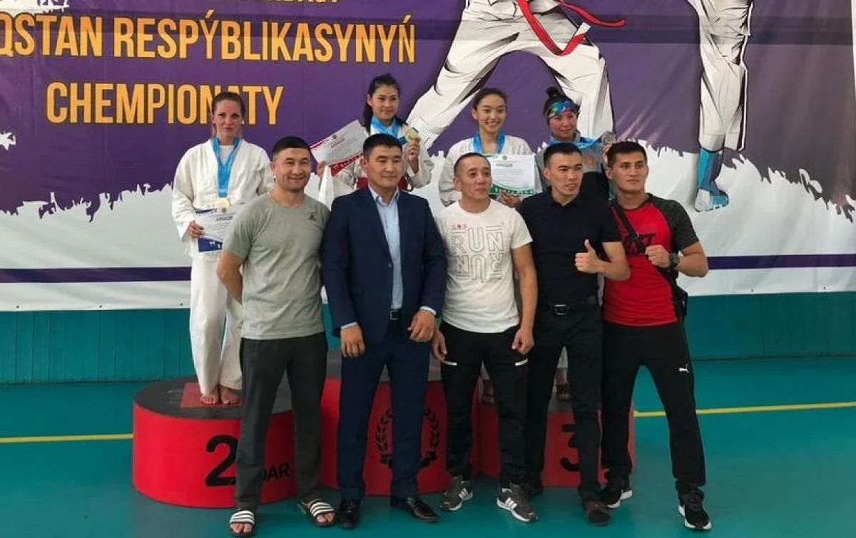 Чемпионы и призеры на пьедестале. Фото предоставлено Р.Эйвазовым