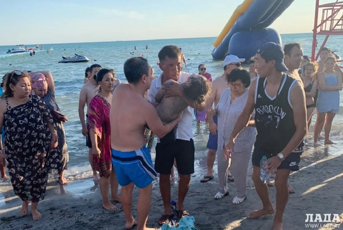 Болат Ишангали принимает ребенка. Фото очевидцев