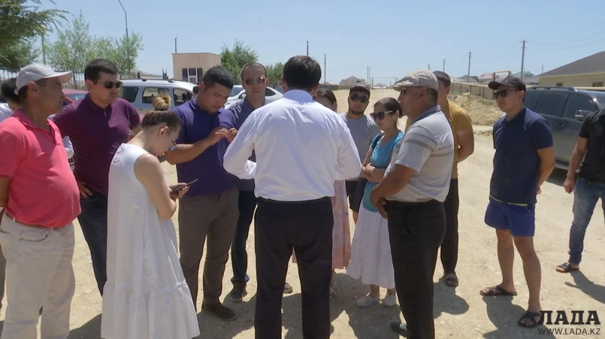 Встреча людей с чиновниками