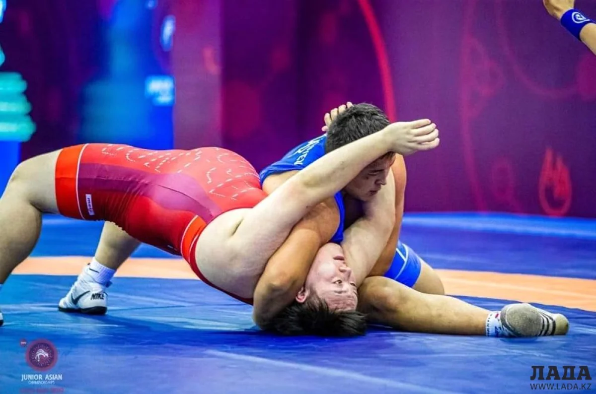 Алибек Сарсенгалиев в схватке с узбекским борцом