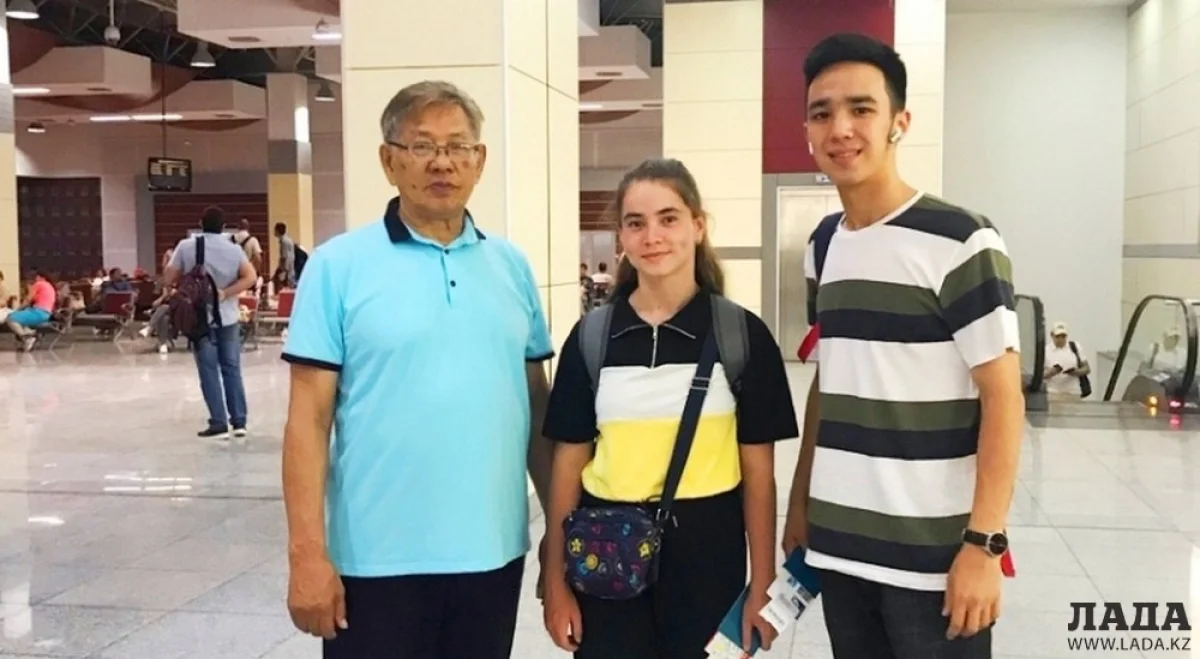 Макатай Рамазанулы со своими подопечными. Фото предоставил Азат Мангубаев